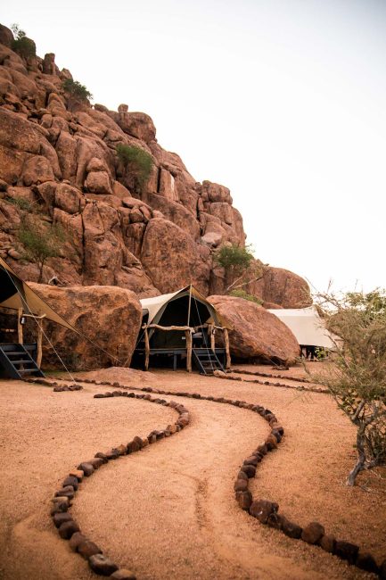 Weg zu einem Gästezelt des Twyfelfontein Adventure Camps